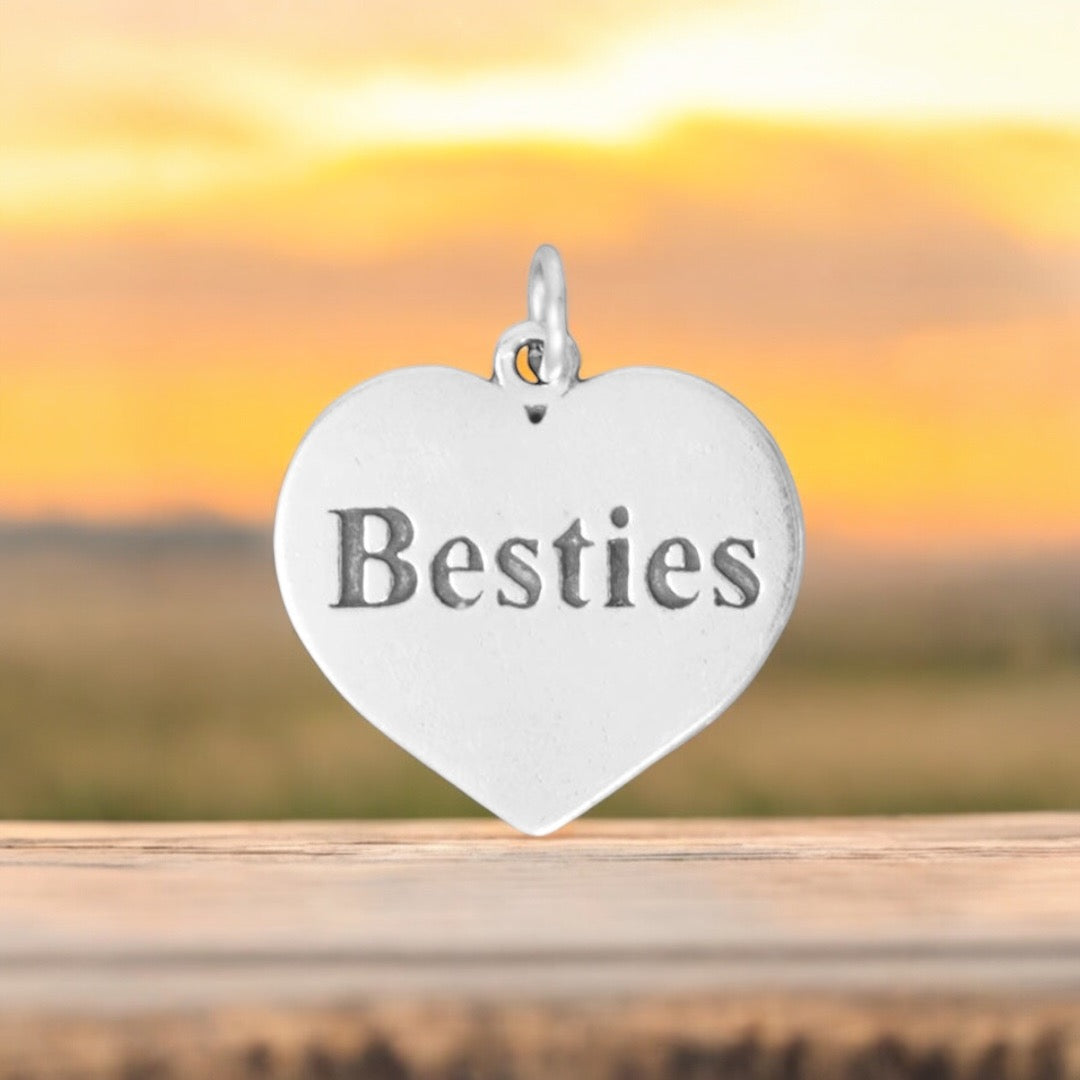 Herz-Charm mit der Aufschrift „Besties“ aus Sterlingsilber