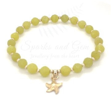 Bracelet en perles de jade vert olive avec breloque étoile de mer dorée