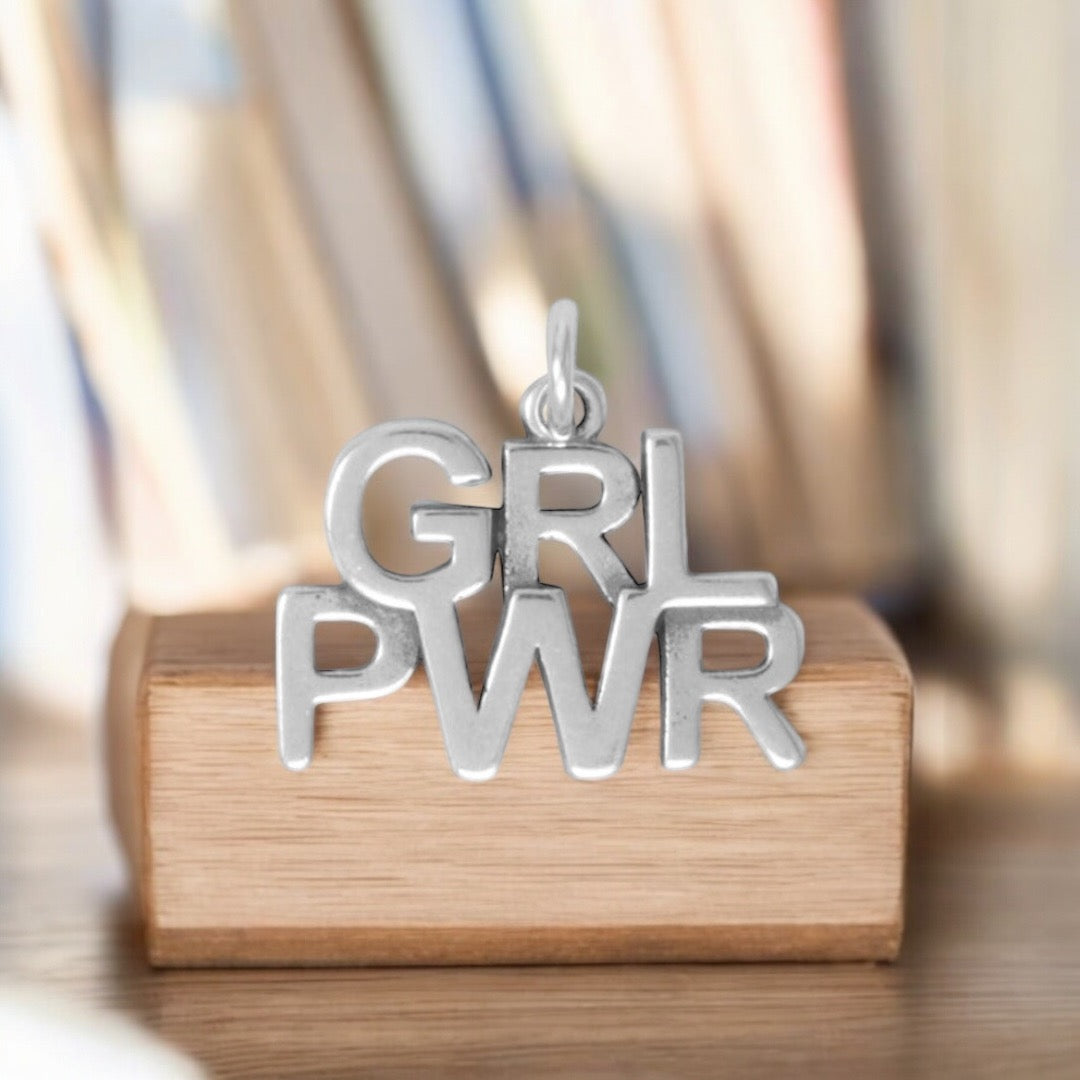 Breloque "GRL PWR" oxydée